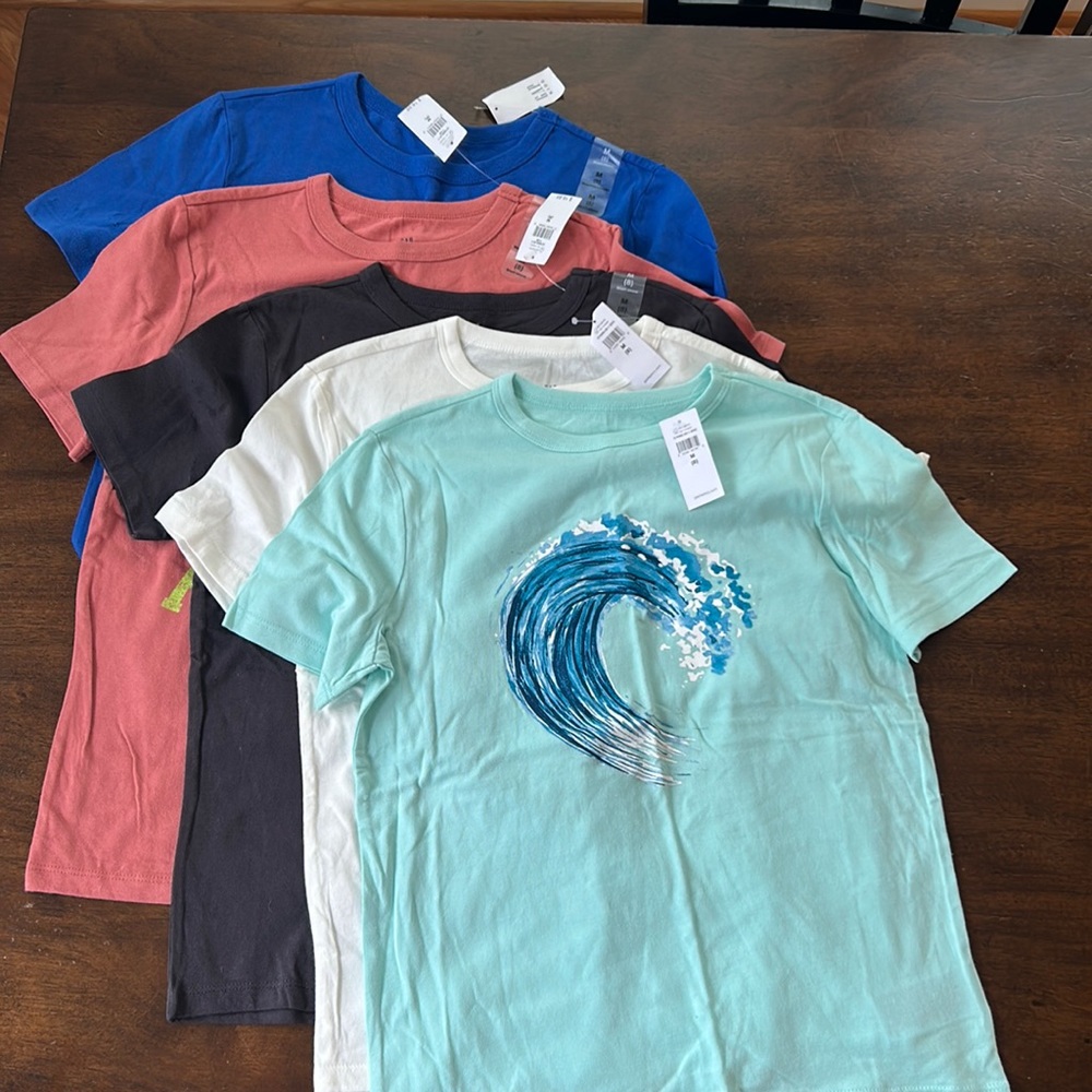 5 Gap t shirts